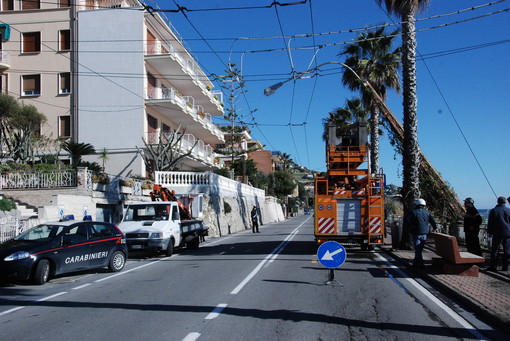 Sanremo: un palo dell'illuminazione pubblica si 'appoggia' sui fili del bus in corso Mazzini