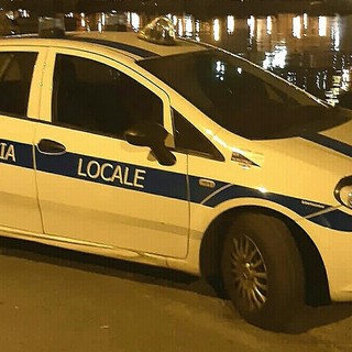 Sanremo: venditori di griffes false fuggono alla vista della Municipale, piccolo parapiglia ieri sera in via Matteotti Sanremo: venditori di griffes false fuggono alla vista della Municipale, piccolo parapiglia ieri sera in via Matteotti