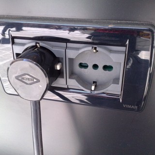 Sanremo: corrente a singhiozzo da tre giorni in corso Imperatrice, fuggono i clienti e attività sul piede di guerra Sanremo: corrente a singhiozzo da tre giorni in corso Imperatrice, fuggono i clienti e attività sul piede di guerra