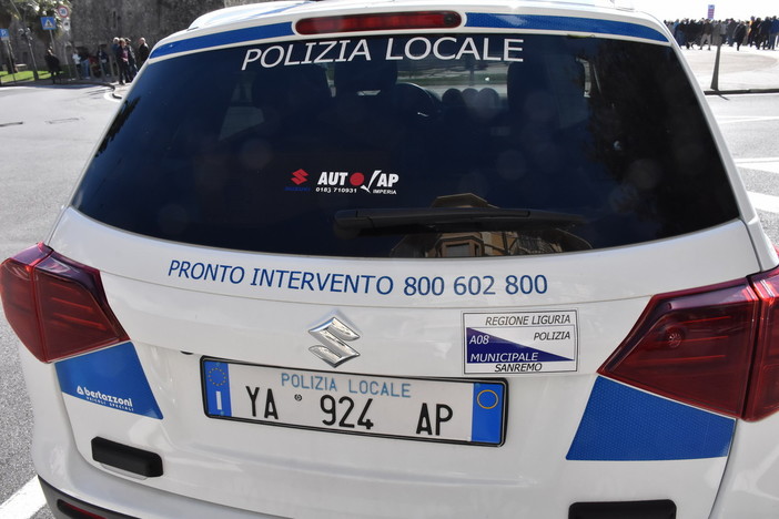 Sanremo: 54enne ubriaco finisce con l'auto contro un muro in corso Inglesi, denunciato dalla Polizia Municipale Sanremo: 54enne ubriaco finisce con l'auto contro un muro in corso Inglesi, denunciato dalla Polizia Municipale