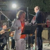 Ventimiglia, a Latte concerto dedicato a Modugno: Voltarelli e l'Orchestra Sinfonica di Sanremo incantano il pubblico (Foto e video) Ventimiglia, a Latte concerto dedicato a Modugno: Voltarelli e l'Orchestra Sinfonica di Sanremo incantano il pubblico (Foto e video)