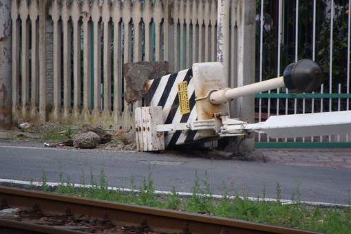 Diano Marina: cede basamento del passaggio a livello, disagi alla circolazione
