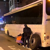 Sanremo: pullman perde una ruota in corso Matuzia, nessun ferito ma paura tra i passeggeri (Foto)