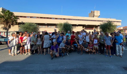 Taggia: una cinquantina di cittadini protestano contro l'ingresso del socio privato in Rivieracqua (Video)