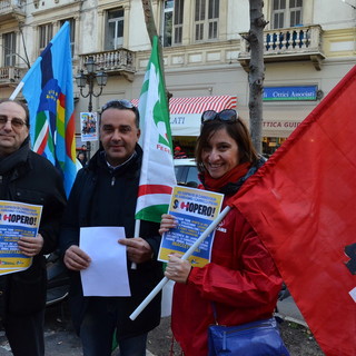 Sanremo: protesta dei dipendenti Carrefour in corso Garibaldi, Scialanca "Apertura h24 senza senso nelle nostre zone" (Foto e Video)