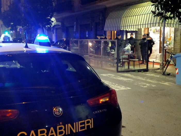 Riva Ligure: ubriaco fradicio disturba i clienti di un bar e aggredisce i Carabinieri chiamati sul posto Riva Ligure: ubriaco fradicio disturba i clienti di un bar e aggredisce i Carabinieri chiamati sul posto