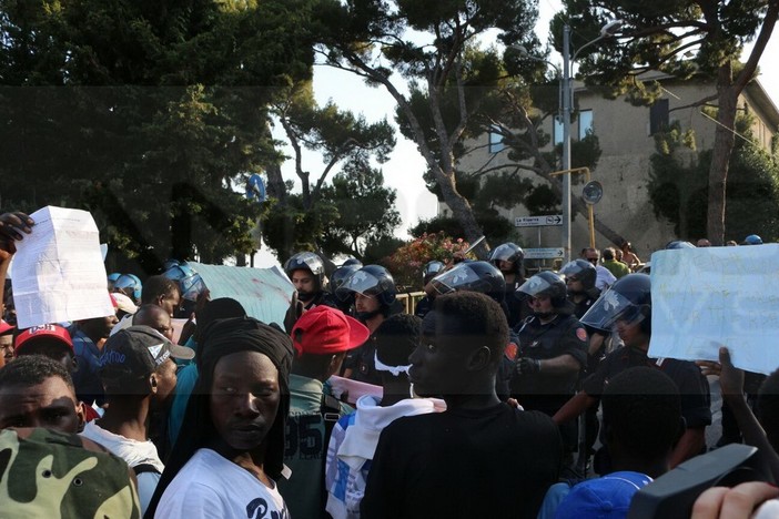 Situazione migranti: gruppo PD “La Regione continua a lasciare solo il Comune di Ventimiglia. Serve la Protezione Civile” Situazione migranti: gruppo PD “La Regione continua a lasciare solo il Comune di Ventimiglia. Serve la Protezione Civile”