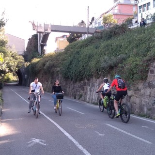 Pista ciclabile, parte il rinnovamento della segnaletica orizzontale tra l'ex stazione e i Tre Ponti a Sanremo Pista ciclabile, parte il rinnovamento della segnaletica orizzontale tra l'ex stazione e i Tre Ponti a Sanremo
