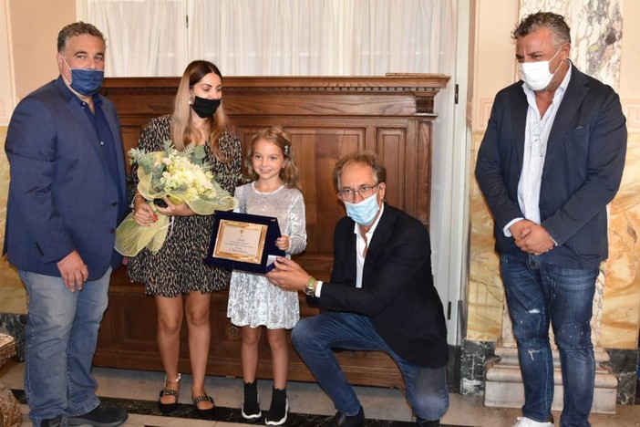 “Non siamo a Bali ma a Sanremo”: il Comune premia Ameli, la piccola autrice del tormentone web da quasi 9 milioni di visualizzazioni (Foto e Video)