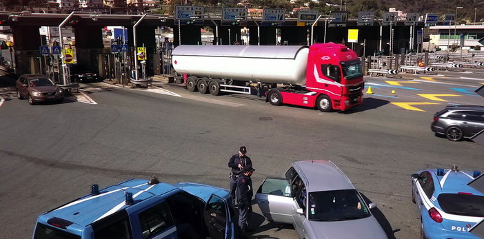 Ventimiglia: maxi servizio di controllo della Polizia di Frontiera, 300 veicoli controllati e 1.200 persone identificate