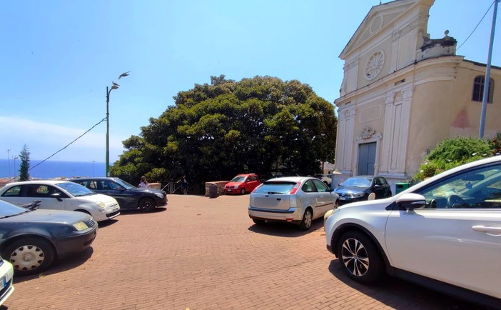 Sanremo: piazza San Costanzo invasa dalle auto, la protesta dei residenti e di 'Indipendenza' (Foto) Sanremo: piazza San Costanzo invasa dalle auto, la protesta dei residenti e di 'Indipendenza' (Foto)