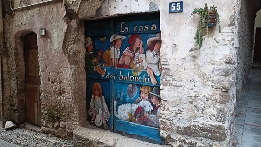 "Le porte...socchiuse", spettacolo itinerante lungo i caruggi di Vallecrosia Alta (Foto) "Le porte...socchiuse", spettacolo itinerante lungo i caruggi di Vallecrosia Alta (Foto)