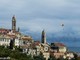 Cervo: oggi sul piccolo borgo lo spettacolo del parapendio immortalato dalle foto di Marcello Nan Cervo: oggi sul piccolo borgo lo spettacolo del parapendio immortalato dalle foto di Marcello Nan