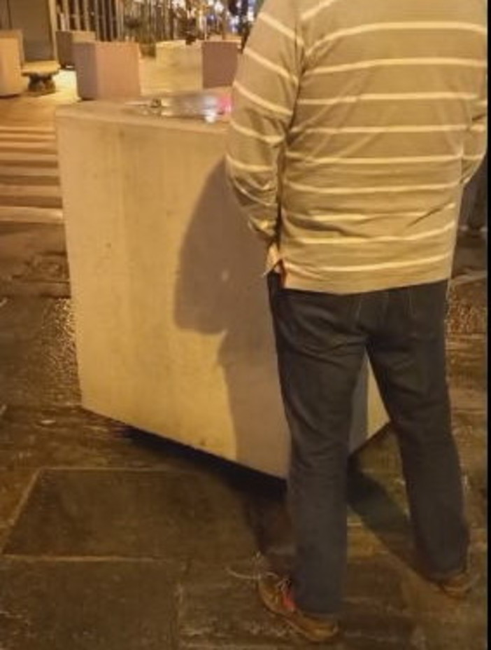 Sanremo: ci lamentiamo tanto per la pulizia e il decoro e poi c'è chi fa la pipì in mezzo alla strada... appena lavata (Video)