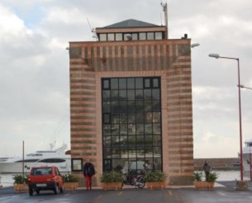 Sanremo: un boato a Portosole fa pensare ad un terremoto, ma è 'solo' uno yacht che sbatte in banchina Sanremo: un boato a Portosole fa pensare ad un terremoto, ma è 'solo' uno yacht che sbatte in banchina