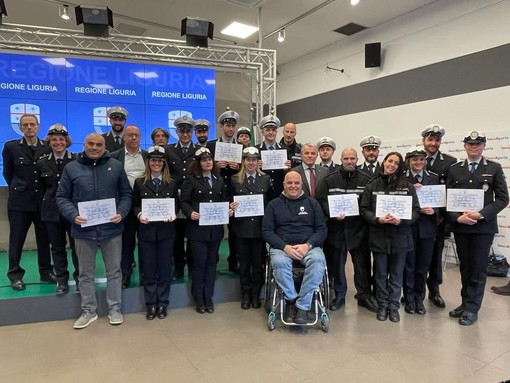Tre agenti della Polizia Municipale di Sanremo premiati oggi dall'Assessore Andrea Benveduti (Foto) Tre agenti della Polizia Municipale di Sanremo premiati oggi dall'Assessore Andrea Benveduti (Foto)