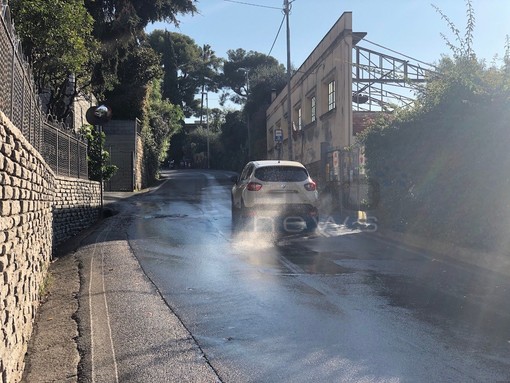 Sanremo: grossa perdita d'acqua invade via Duca degli Abruzzi Sanremo: grossa perdita d'acqua invade via Duca degli Abruzzi