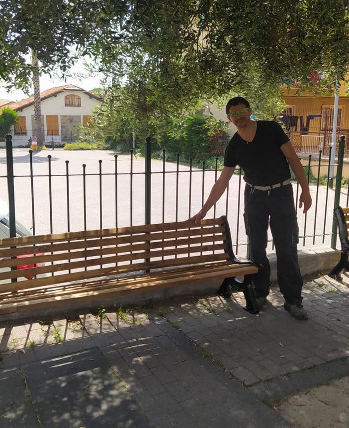 Vallecrosia: partito il progetto riqualificazione panchine di via Don Bosco