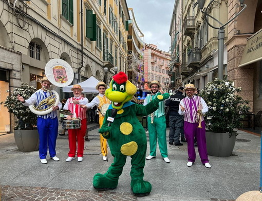 Prezzemolo la mascotte di Gardaland è arrivato a Sanremo per il Festival con la Dixie Band Prezzemolo la mascotte di Gardaland è arrivato a Sanremo per il Festival con la Dixie Band