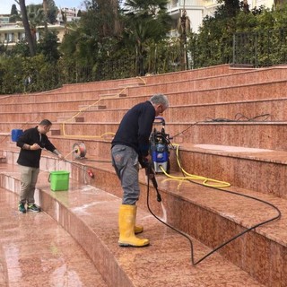I lavori per la pulizia dei marmi all'auditorium 'Alfano' I lavori per la pulizia dei marmi all'auditorium 'Alfano'
