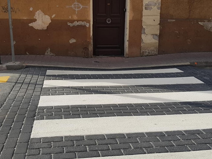 Vallecrosia: nuovo attacco del Consigliere Perri "In via San Vincenzo un passaggio pedonale rialzato... concavo" (Foto) Vallecrosia: nuovo attacco del Consigliere Perri "In via San Vincenzo un passaggio pedonale rialzato... concavo" (Foto)