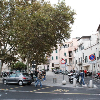 Sanremo: palpeggia due donne in piazza Muccioli, scatta l'allarme e viene fermato e denunciato Sanremo: palpeggia due donne in piazza Muccioli, scatta l'allarme e viene fermato e denunciato