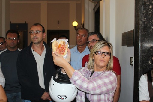 Imperia: dopo la protesta dei genitori sospeso il servizio di refezione, tra una settimana tornano i pasti caldi Imperia: dopo la protesta dei genitori sospeso il servizio di refezione, tra una settimana tornano i pasti caldi