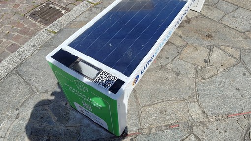 Sanremo: panchina fotovoltaica nuovamente vandalizzata e l'altra non carica il telefono (Foto) Sanremo: panchina fotovoltaica nuovamente vandalizzata e l'altra non carica il telefono (Foto)