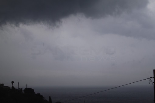 Meteo: pioggia in aumento e vento forte fino a domani pomeriggio, mare mosso sulla costa, agitato al largo Meteo: pioggia in aumento e vento forte fino a domani pomeriggio, mare mosso sulla costa, agitato al largo