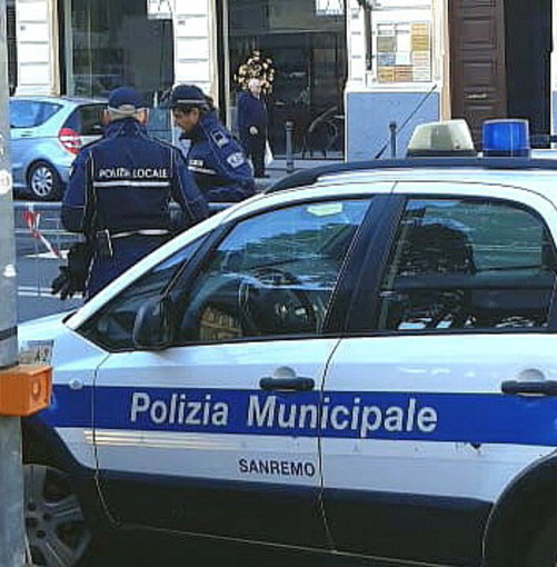Sanremo: sposta le transenne per il parcheggio Rai e le mette in mezzo alla strada, intervento della Municipale Sanremo: sposta le transenne per il parcheggio Rai e le mette in mezzo alla strada, intervento della Municipale