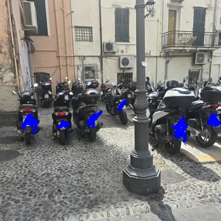 Piazza Muccioli, parcheggio moto nel caos: accessi bloccati e manovre impossibili ogni giorno (Foto)