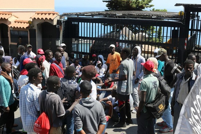 Ventimiglia: seconda rissa in due notti nel parcheggio di fronte a Sant'Antonio, Polizia e CC sedano gli animi