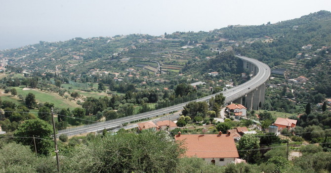 Verso l'esodo di agosto sulla Riviera di Ponente: raggiungere Sanremo in auto può costare oltre 130 euro tra andata e ritorno
