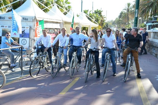 Sanremo: Giovanni Toti ed i suoi fedelissimi anche sulla pista ciclabile per una 'pedalata' in riva al mare
