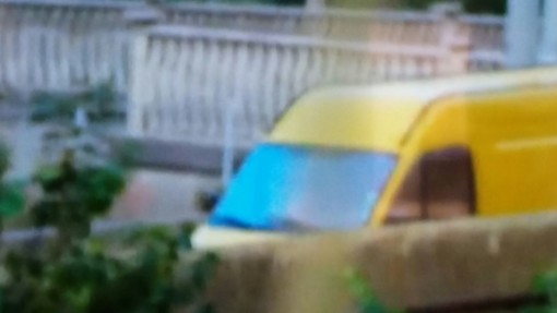 E' un mercante di auto regolare in Italia: finisce in mezzo ai migranti trasportati dai passeur a Ventimiglia E' un mercante di auto regolare in Italia: finisce in mezzo ai migranti trasportati dai passeur a Ventimiglia