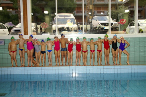 Bordighera: alla piscina la festa di fine corso del primo turno della scuola nuoto