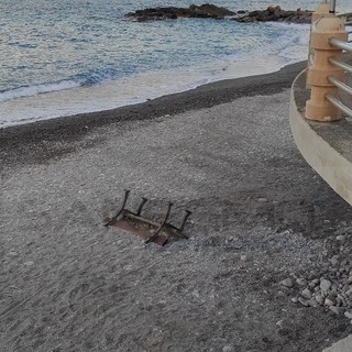 Bordighera: panchina ‘lanciata’ in spiaggia ma sono molti gli atti vandalici sul lungomare Argentina