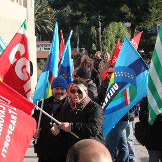 Imperia: continua la protesta dei lavoratori dell'EcoImperia davanti al comune, disagi in città per lo sciopero