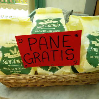 Bordighera: rubati i cestini usati per regalare il pane durante le feste, lo sconcerto del titolare