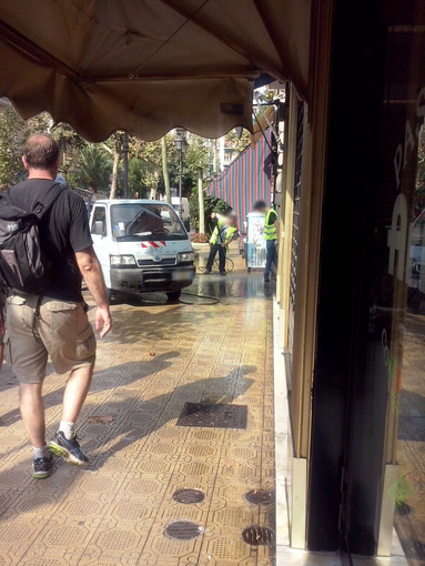 Sanremo: dopo le segnalazioni e gli articoli di denuncia, corso Garibaldi è stato ripulito dalla lunga scia di chiazze di sangue Sanremo: dopo le segnalazioni e gli articoli di denuncia, corso Garibaldi è stato ripulito dalla lunga scia di chiazze di sangue
