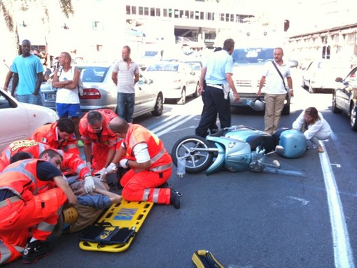 Sanremo: donna in scooter accecata dal sole investe un pedone in Piazza Eroi