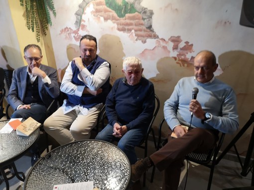 Sanremo: in mezzo a un Sindaco e due ex Sindaci Alfredo Schiavi ha presentato il libro 'Dare per avere' (Foto) Sanremo: in mezzo a un Sindaco e due ex Sindaci Alfredo Schiavi ha presentato il libro 'Dare per avere' (Foto)