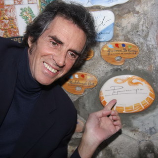 Ecco il regista Pepi Morgia e la sua 'piastrella' sul muretto di Alassio