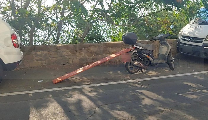 Sanremo: a Bussana lo scooter con... la 'tavola' per tenere il posto, il parcheggio selvaggio non ha limiti (Foto) Sanremo: a Bussana lo scooter con... la 'tavola' per tenere il posto, il parcheggio selvaggio non ha limiti (Foto)