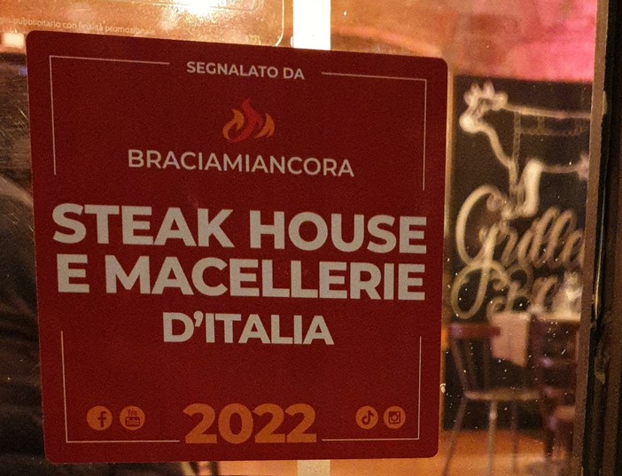 L'adesivo 'Braciamiancora' sulla porta del Pico Centrale