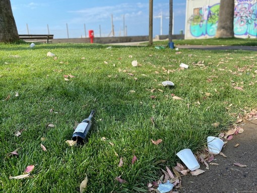 Arma di Taggia: notte brava in darsena, nelle aiuole piccola distesa di rifiuti (Foto)