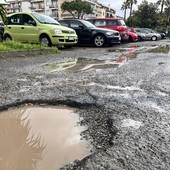 Arma di Taggia: parcheggio pieno di buche, l'Amministrazione "Lavori appena il meteo ce lo consente" (Foto) Arma di Taggia: parcheggio pieno di buche, l'Amministrazione "Lavori appena il meteo ce lo consente" (Foto)