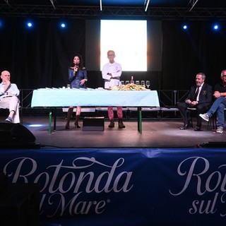 Palco Gourmet: la zucchina trombetta d’Albenga diventa simbolo di unione tra gusto, territorio e solidarietà Palco Gourmet: la zucchina trombetta d’Albenga diventa simbolo di unione tra gusto, territorio e solidarietà