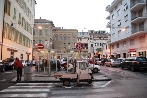 Piazza Borea d'Olmo quando era adibita a parcheggio