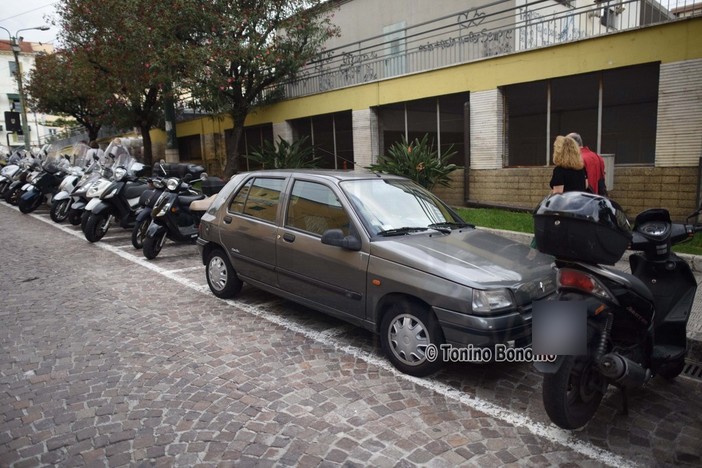 Sanremo: auto parcheggiata sui posti dedicati alle moto in via Manzoni, il caso si ripete Sanremo: auto parcheggiata sui posti dedicati alle moto in via Manzoni, il caso si ripete